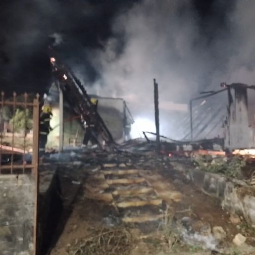 Residência é destruída pelo fogo em São Lourenço do Oeste