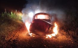 Fusca é destruído pelo fogo em São Lourenço do Oeste