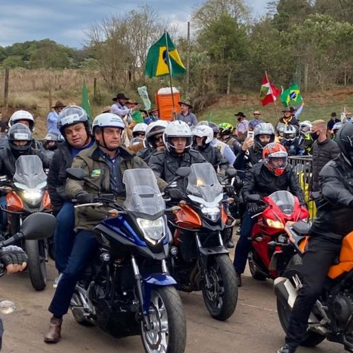 FOTOS: Bolsonaro participa de motociata com prefeito de Chapecó na carona