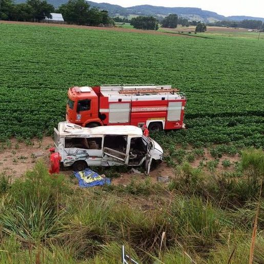 Acidente com microônibus deixa um morto e oito feridos no RS