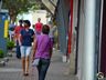 Vacinação sozinha não reduz risco de nova onda da Covid, alerta Saúde