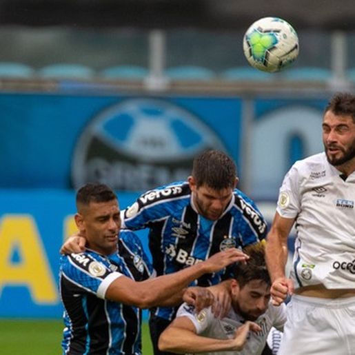 Com gol no final, Grêmio cede 3 a 3 ao Santos e chega a recorde de empates no Brasileirão