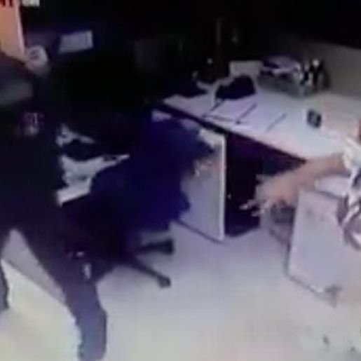 Mulher reage e bate em ladrão em assalto em SC; veja vídeo