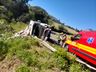 Motorista fica ferido após tombar carreta carregada com sementes na SC-161