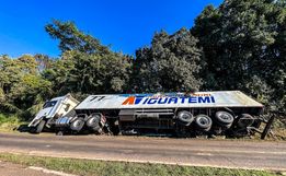 Tombamento de caminhão é registrado na BR-163 em Guaraciaba