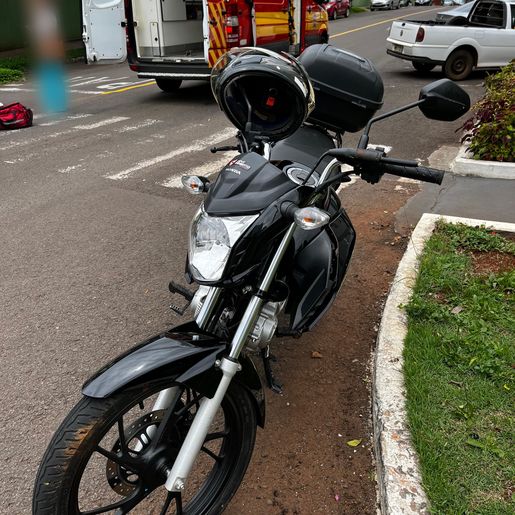 Colisão entre carro e moto deixa homem ferido no centro de SMO 