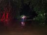 Carro fica parcialmente submerso em ponte alagada no interior de Mondaí