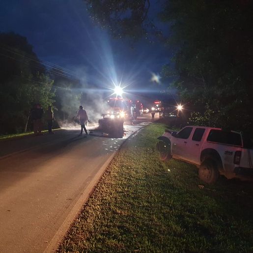 Veículo pega fogo ao colidir contra caminhonete e três pessoas ficam feridas no PR
