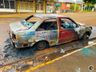 Carro fica destruído em incêndio no centro de Descanso 