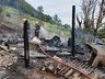 Vídeo: Idoso de Riqueza perde residência, móveis e animais de estimação em incêndio