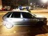 Condutor causa acidente e foge, porém placa do carro fica no local