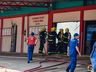 Bombeiros trabalham no rescaldo do incêndio no Super Vipi Center