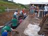 Família inicia construção após fogo queimar a residência