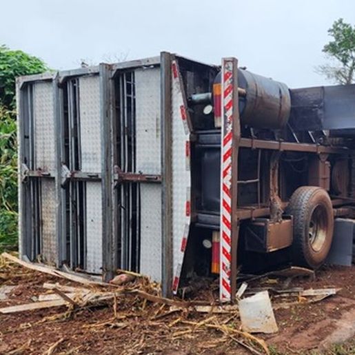 Motorista sofre ferimentos em tombamento de caminhão na SC 163