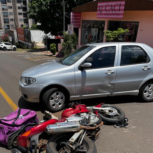 Colisão entre carro e moto deixa um ferido no centro de SMOeste
