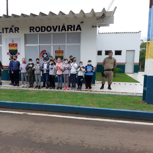 VÍDEO: Alunos do Proerd promovem visitas a instituições e conscientizam motoristas