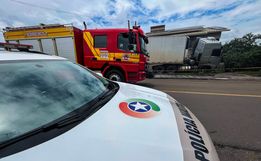 Caminhão desgovernado atinge veículo e só para após colidir em residência em SMO