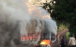 Incêndio em carreta mobiliza Corpo de Bombeiros em Itapiranga