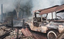 Incêndio deixa galpão completamente destruído
