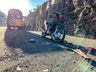 VÍDEO: Carreta passa por cima de moto e motociclista fica levemente ferido