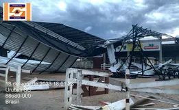 Tempestade Parque de exposições e cobertura de campo de futebol são destruídos