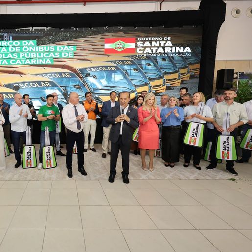 Governo de SC entrega 20 ônibus escolares e anuncia 100 novos veículos até 2026