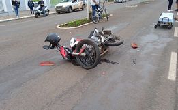 Homem fica ferido em colisão entre carro e moto em Itapiranga