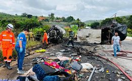 Acidente entre três veículos deixa 22 mortos na BR-116 em MG