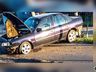 Condutor foge após colidir com o carro em poste na Willy Barth