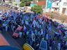 Debate de candidatos a prefeito reúne eleitores com bandeiras e carro de som em frente à Rede Peperi