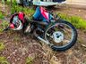 Casal fica ferido ao cair de moto e quase parar embaixo de caminhão na SC-163