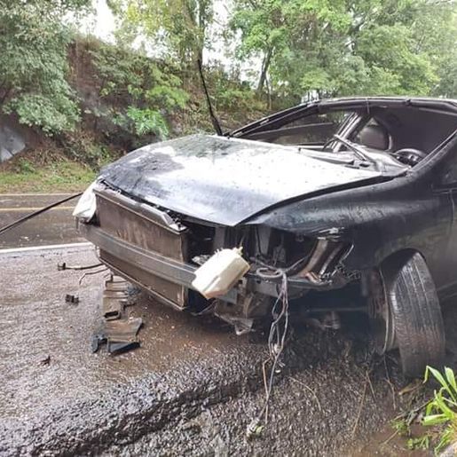 Tripla colisão na BR-282 no Oeste deixa duas pessoas feridas
