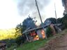Casa é destruída por incêndio no interior de Guarujá do Sul