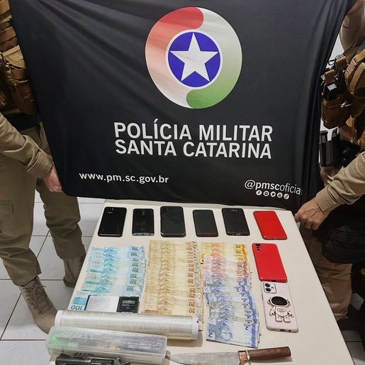 Três pessoas são presas por tráfico de drogas e porte ilegal de arma em SMOeste 