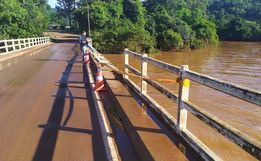 Proteção lateral de ponte na ITG 070 é danificada por enchente