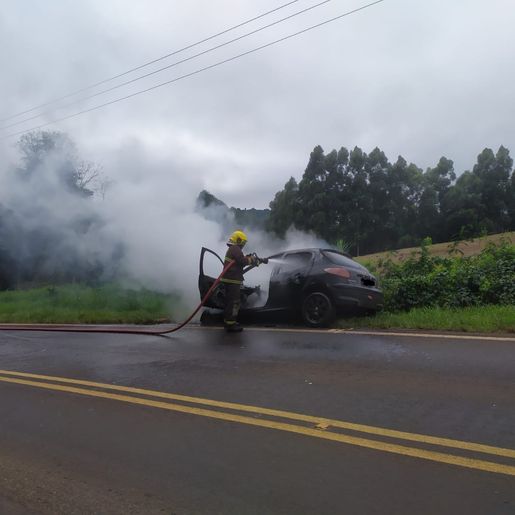 Veículo pega fogo no trecho entre Campo Erê e Marmeleiro 