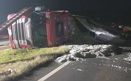 Caminhão tomba após sair da pista e deixa motorista ferido em Cunha Porã