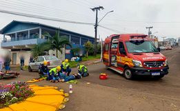 Motociclista e caroneira ficam feridos após se envolverem em acidente