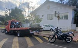 Jovem é preso por alterar placa de moto em São Miguel do Oeste