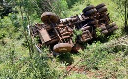 Motorista morre ao tombar caminhão em ribanceira 