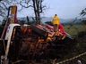 Caminhão dos bombeiros sai da pista a caminho de incêndio no interior de Mondaí