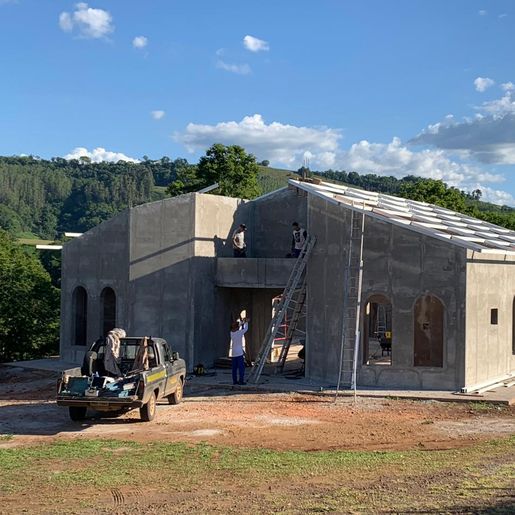 Um ano após incêndio, comunidade ainda trabalha na reconstrução de igreja