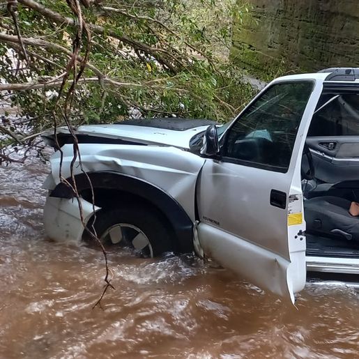 Veículo cai de ponte e deixa mãe e filha feridas