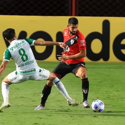 Atlético-GO e Chapecoense empatam em jogo agitado e polêmico em Goiânia