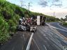 Tombamento de carreta deixa motorista ferido em Romelândia