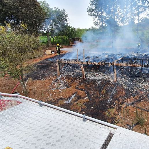 Casa é destruída por incêndio no interior de SJCedro