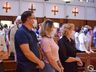 Com igreja cheia, fiéis acompanham celebração de Finados do lado de fora