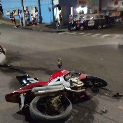 Colisão entre carro e moto deixa motociclista ferido em Anchieta 