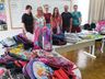 Voluntárias de Mondaí fabricam mochilas para crianças carentes