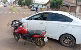 Motociclista fica ferido em colisão com carro no centro de Campo Erê
